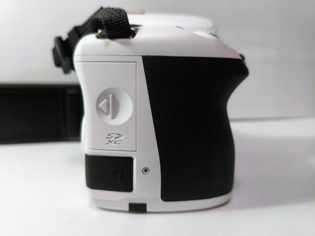 【たけさん用】【黒死病対策】【内臓電池交換】PENTAX K-50　ホワイト