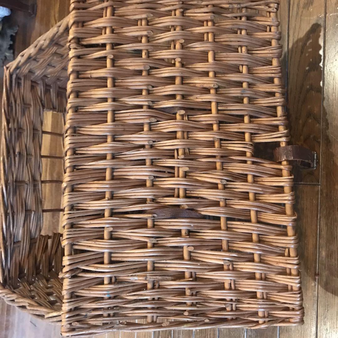 アンティーク籐のカゴバスケット犬のキャリーにも素敵持ち手は革製で部屋のインテリア