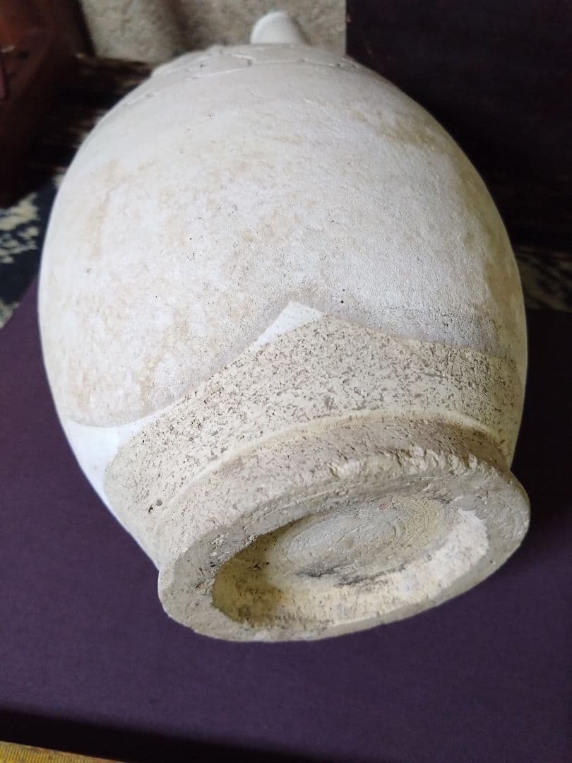 遼時代 白釉 陰刻 芍薬紋　皮嚢壺　鶏冠壺