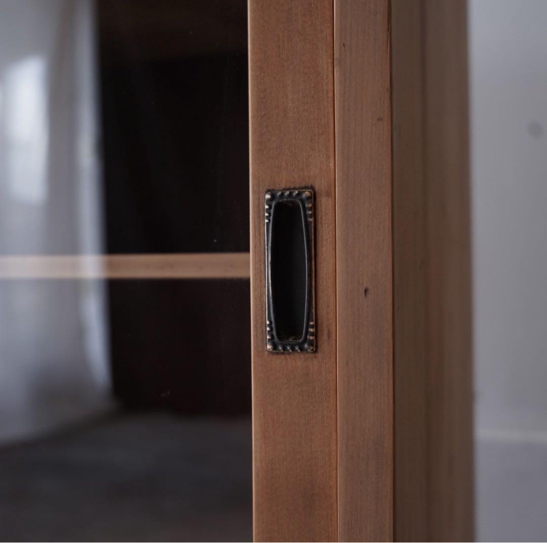 ガラス引戸のキャビネット