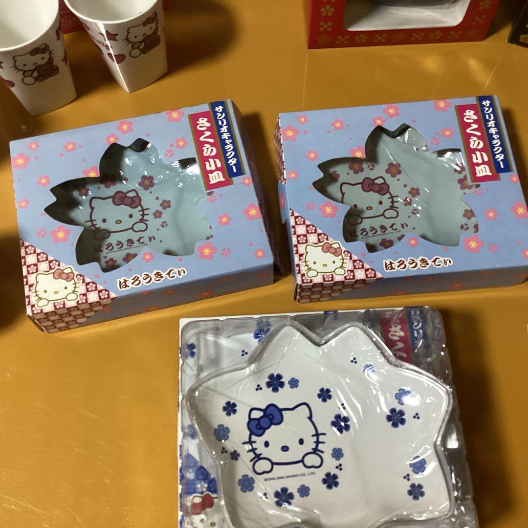 2294 ハローキティ食器セット　弁当箱 &さくら小皿 &ポンプボトル