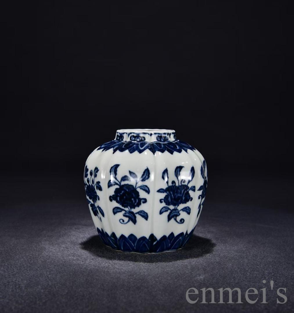 中国古美術・珍品・大明宣徳紋・青花纏枝花紋缶・瓜棱形・青花磁・陶磁器・文房・花瓶