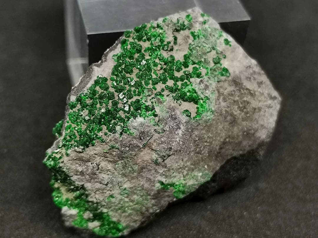 ウバロバイトガーネット　ロシア