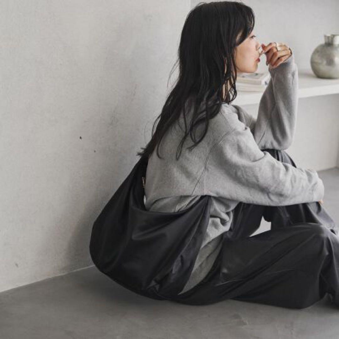 新品ラシット今期 A4入るラウンドビッグショルダーバッグ