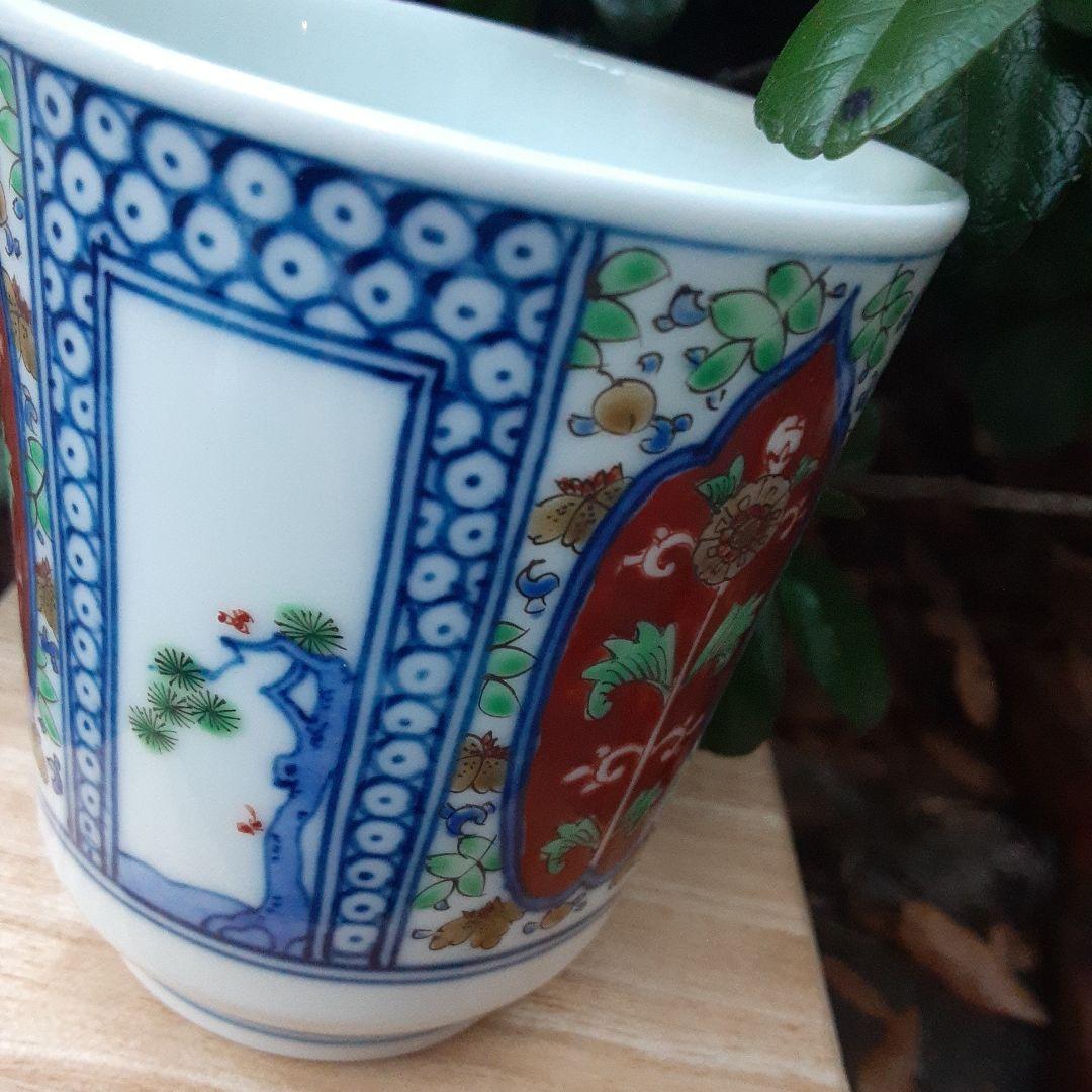 酒井田柿右衛門と書いて有ります。御湯のみ。何代目か分かりません。