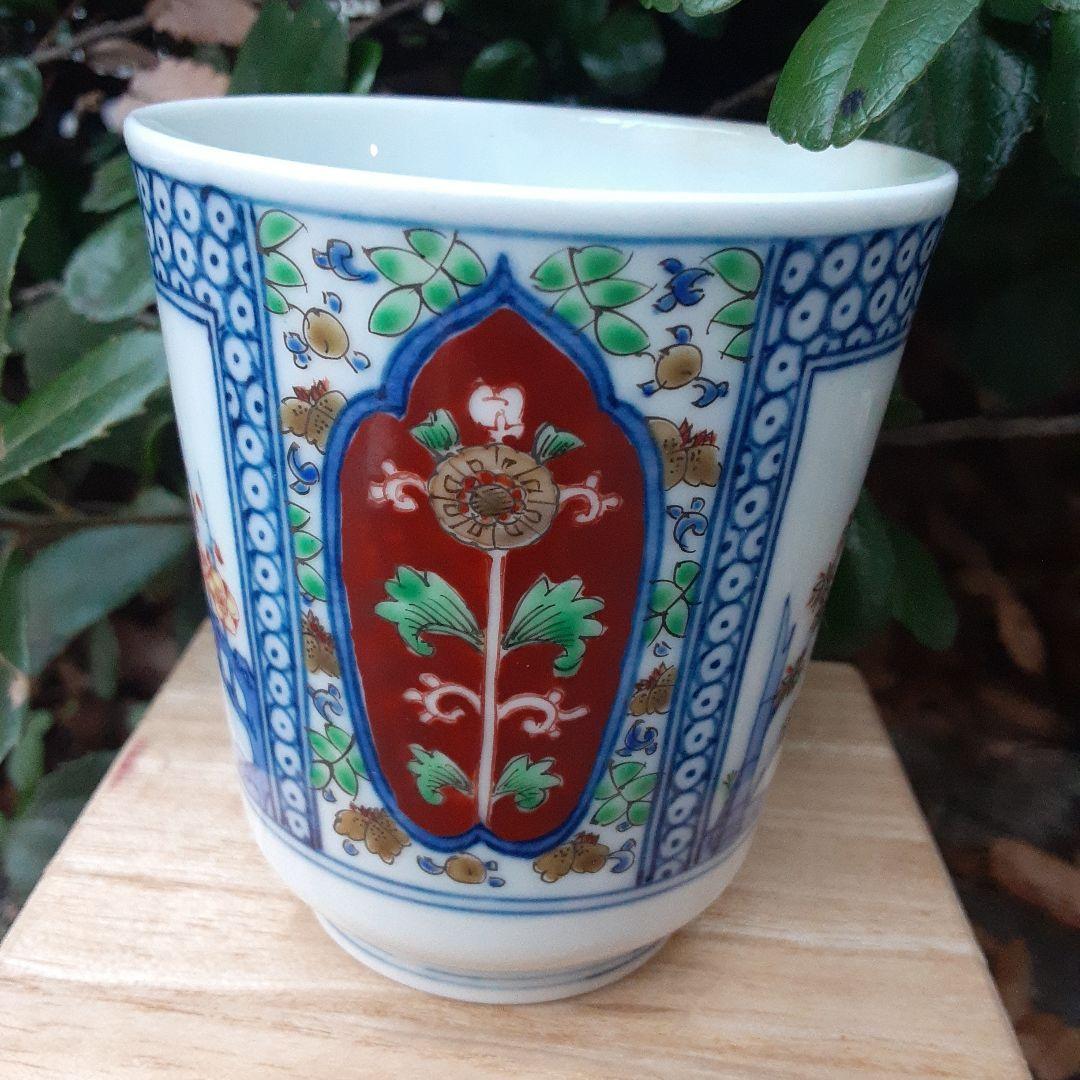 酒井田柿右衛門と書いて有ります。御湯のみ。何代目か分かりません。