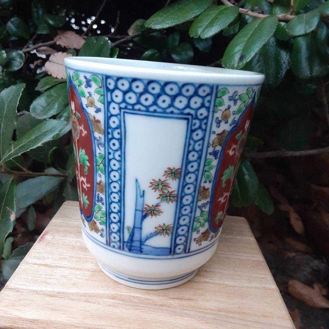 酒井田柿右衛門と書いて有ります。御湯のみ。何代目か分かりません。