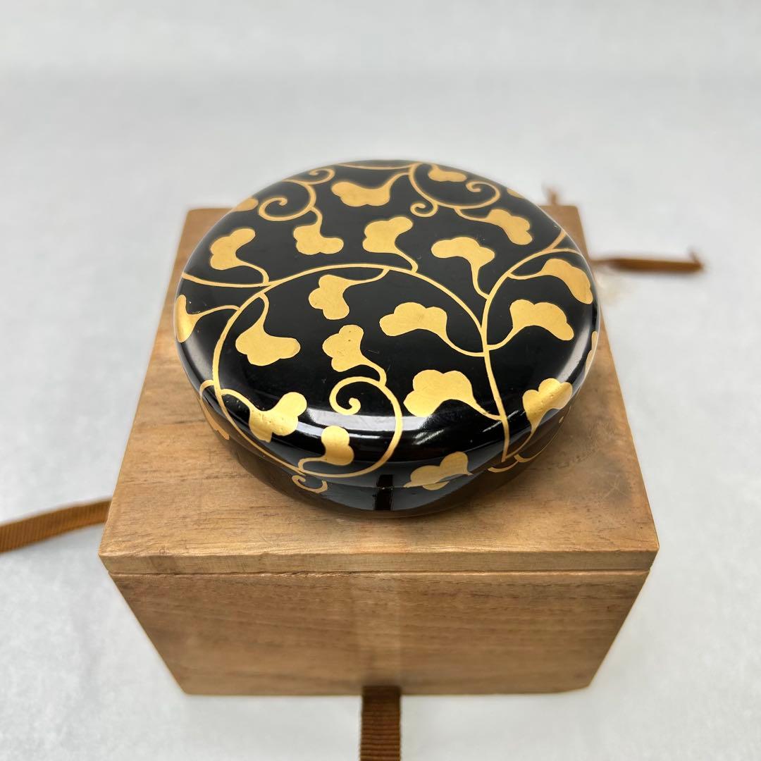 A066茶道具　黒漆塗　金彩蒔絵　草文　香合　時代箱付