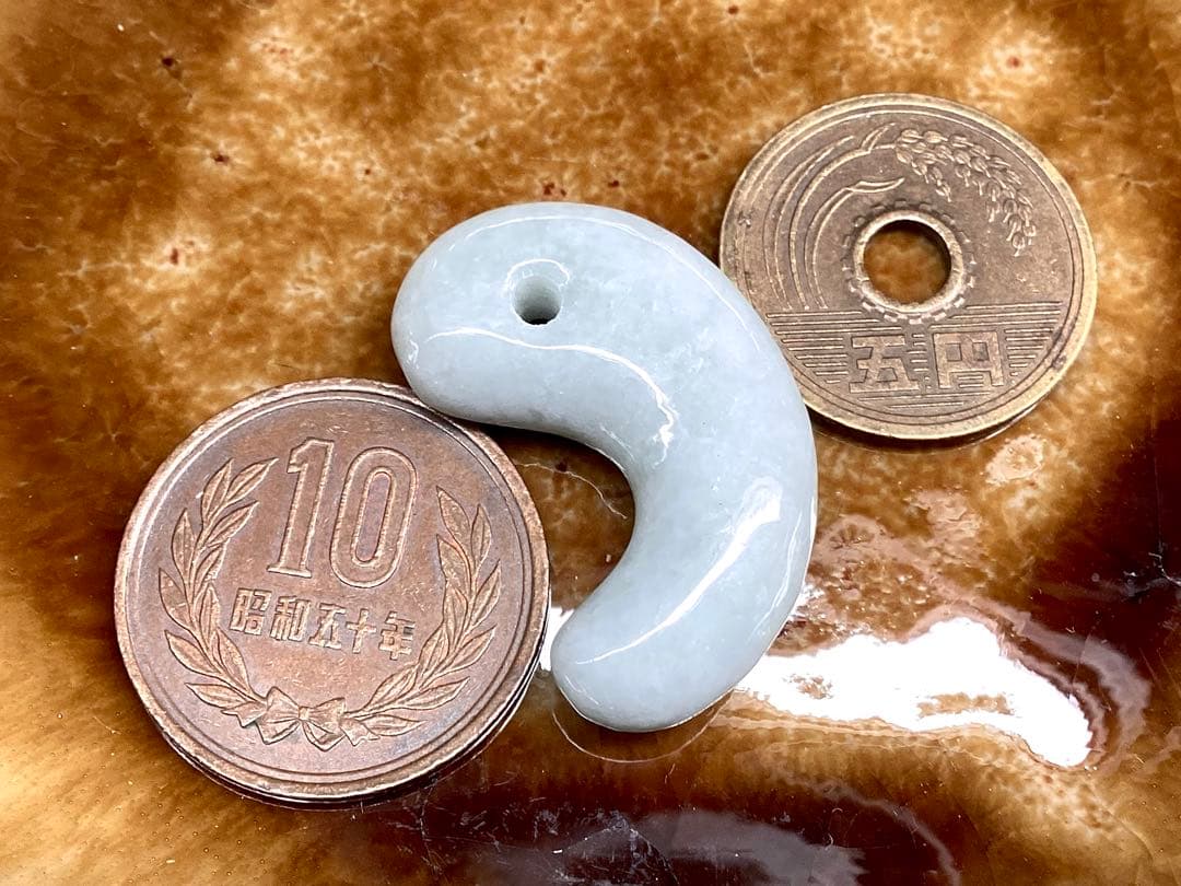 本物の氷*アイスジェード 糸魚川翡翠勾玉　人気の平家古墳型 鑑定ソーティング付