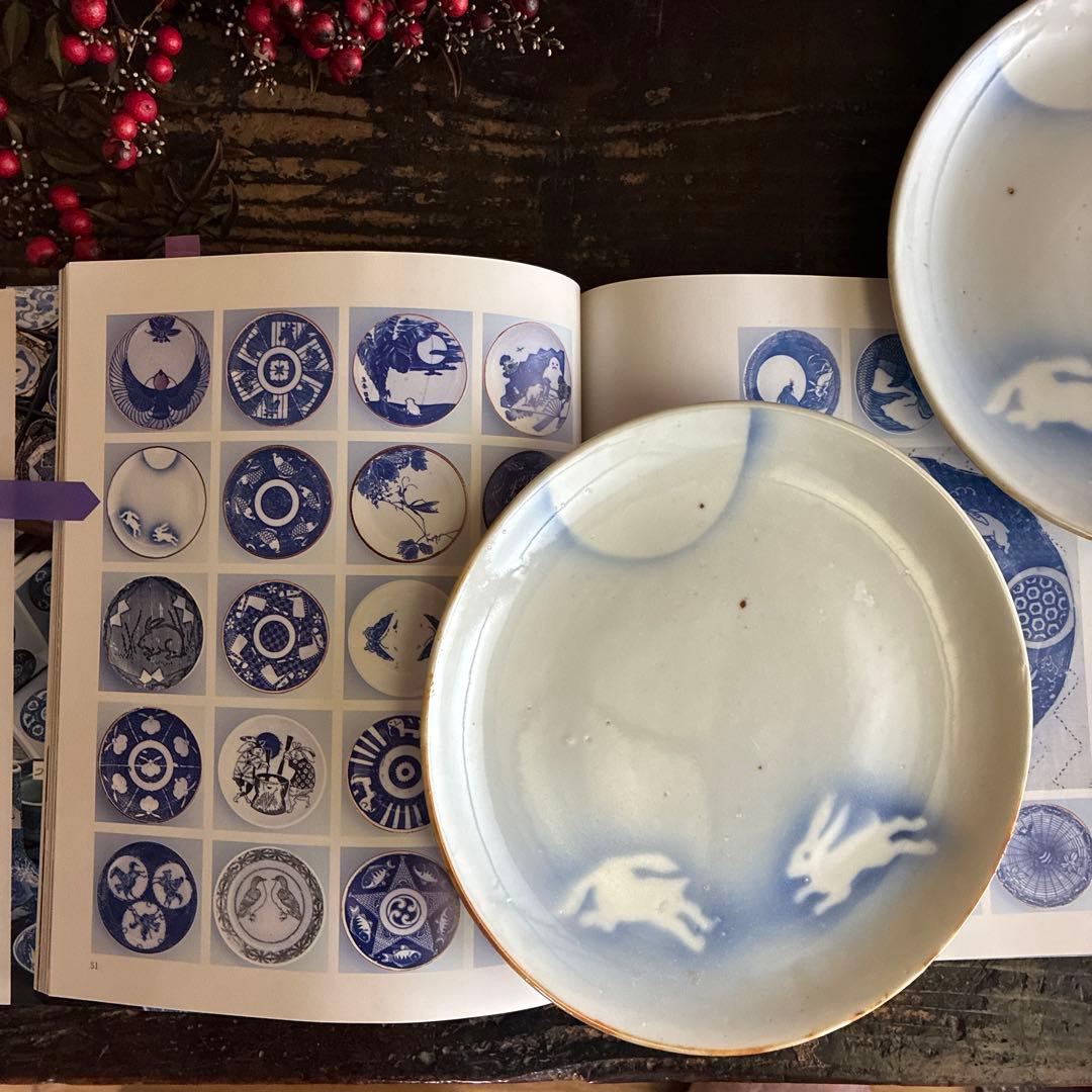 骨董　希少　印判手　吹き墨　月兎　跳ね兎　著書掲載酷似品　中皿２客　バラ売り不可