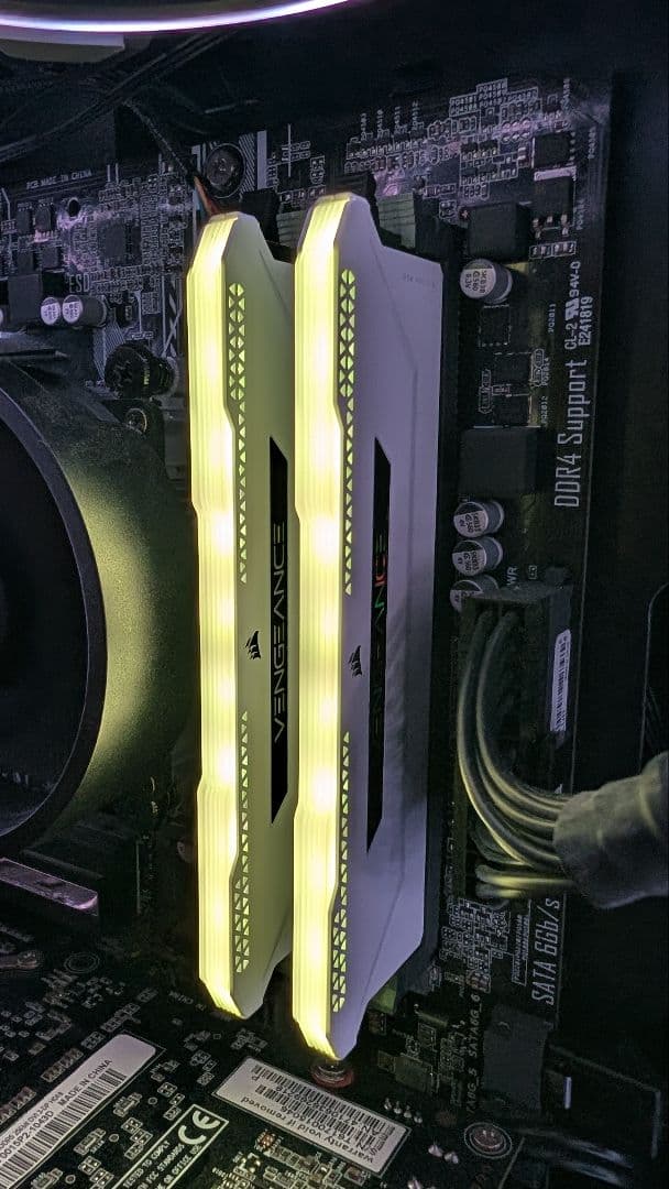 メモリー CORSAIR DDR4 3200 16GB(8GBx2)VENGEANCE