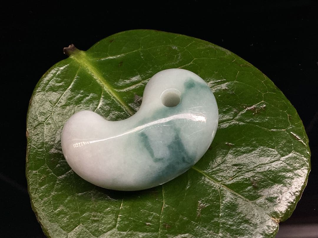 ✳味身良好‼️ 摩訶不思議なパワーの糸魚川翡翠　ジェダイト勾玉　御守り*守護石に‼️