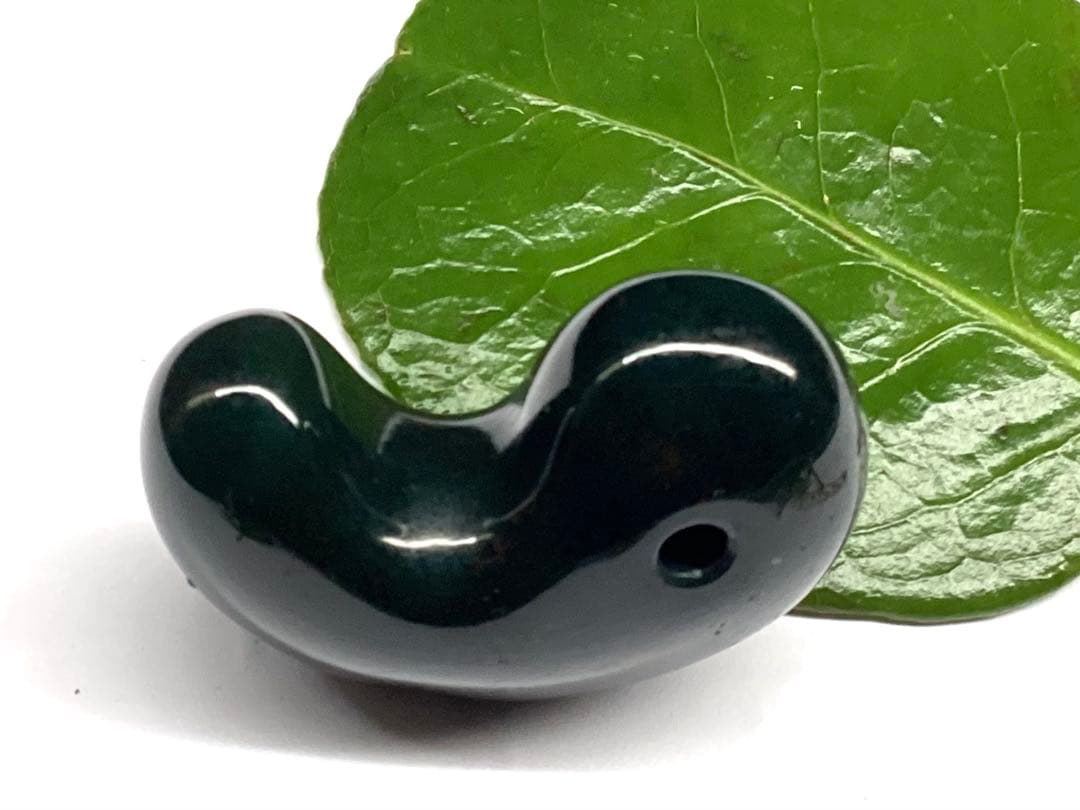 ✳摩訶不思議な力　特大出雲石勾玉【碧玉】赤い鉄分浮かぶ濃厚な結晶　鑑別書付‼️