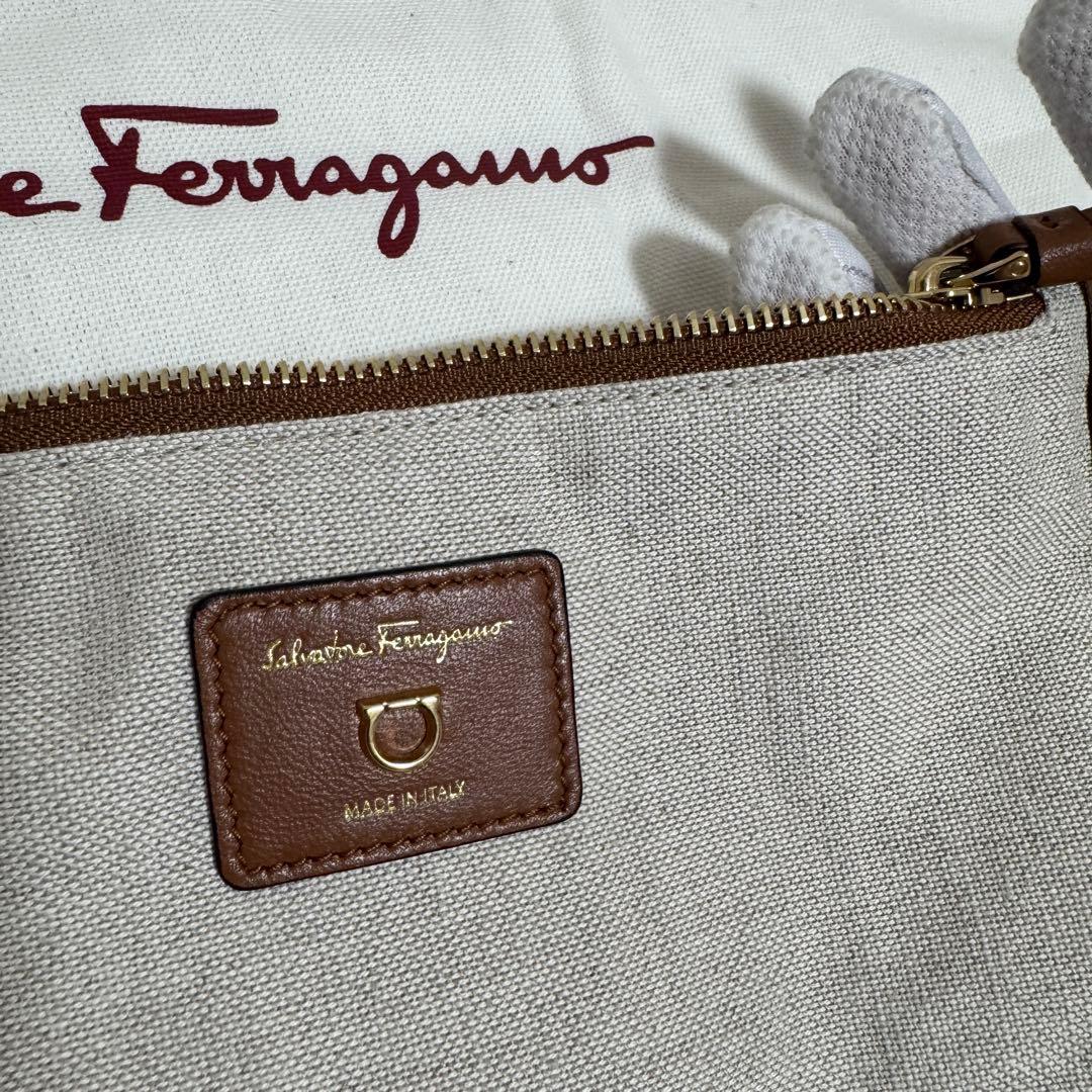 【未使用級】サルヴァトーレフェラガモ Studio Box bag ガンチーニ