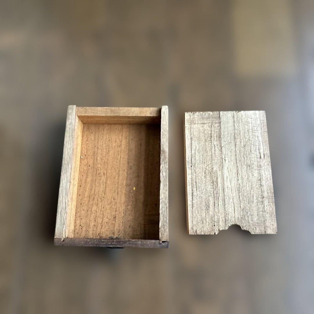 やぐら付き裁縫箱　上段は引き出しのカバー付き