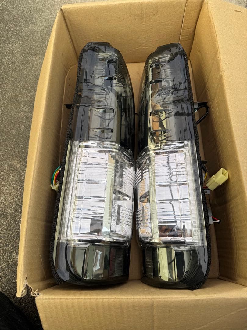 年末限定価格200系ハイエースV 前期後期対応 社外テールランプ左右セット送料込