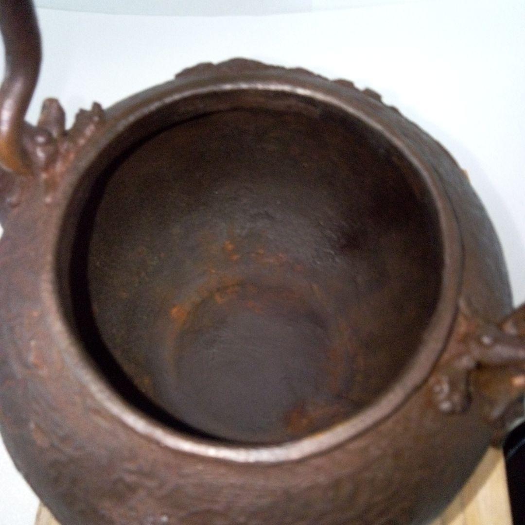 亀文堂造　鉄瓶　楼閣山水盛上紋様　霊芝銅持手