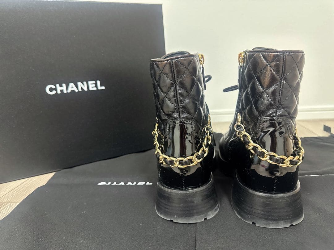 CHANEL ブラック キルティングブーツ