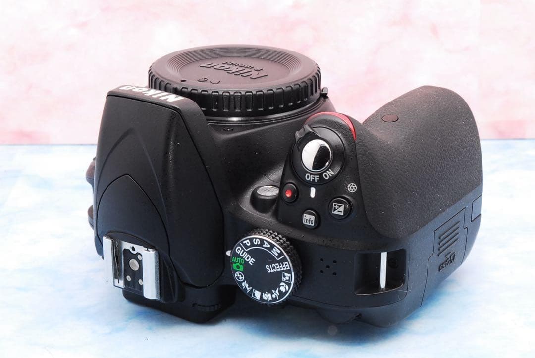 ニコン D3300☆一眼レフカメラ☆バッグ付☆美品＆S数少☆初心者向け