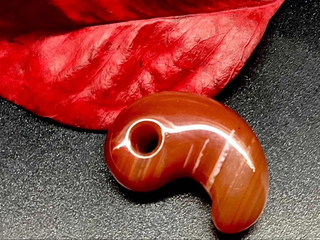 ✳赤は希少で5〜7万円です‼️山形県＊霊宝月山赤めのう勾玉　真っ赤な結晶　本物保証