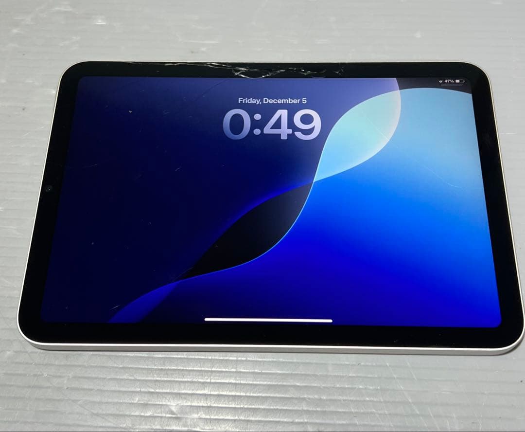 iPadmini6th generation64GB 画面の側面が壊れています。