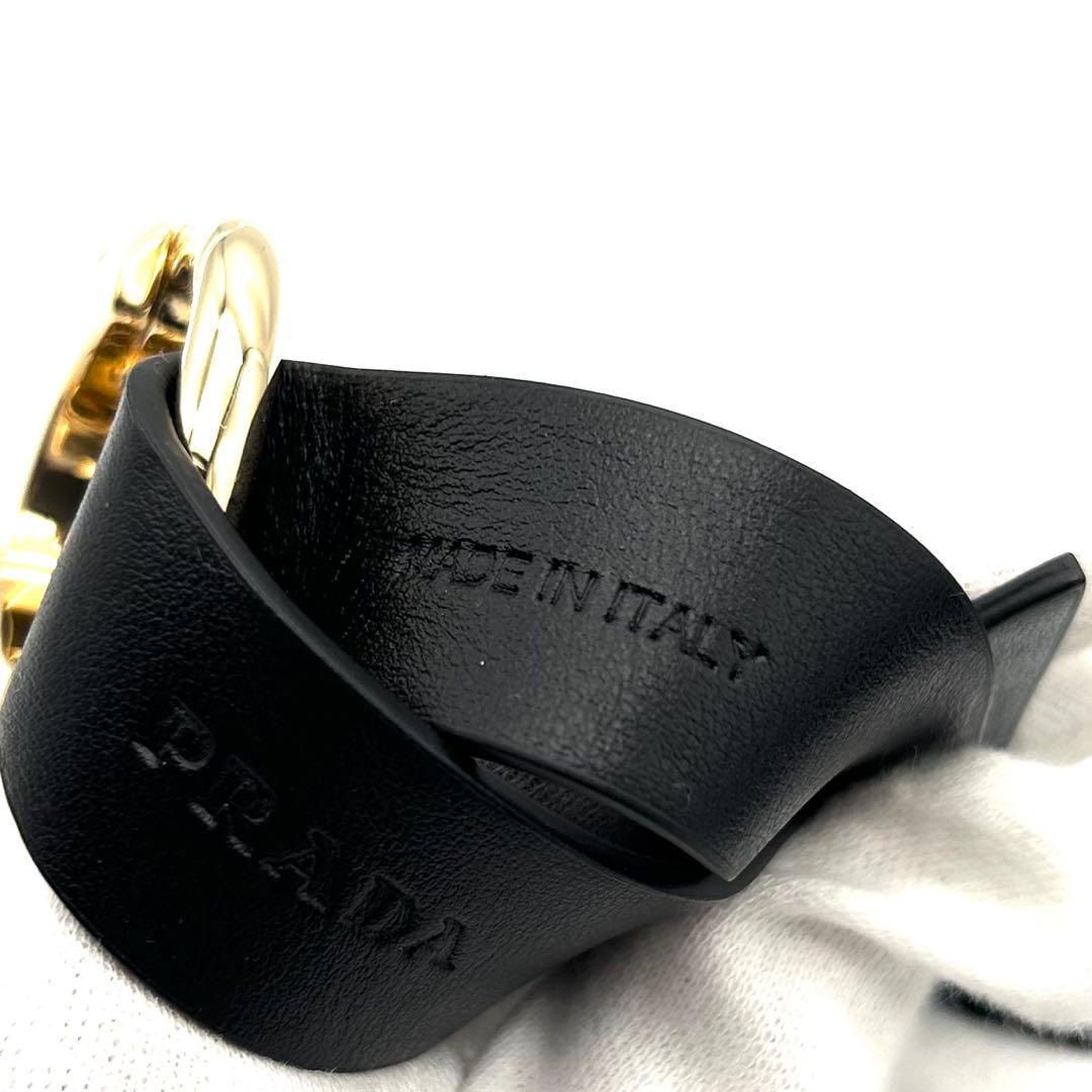 未使用 プラダ キーホルダー キーリング 黒 レザー ロゴ カラビナ1PP118