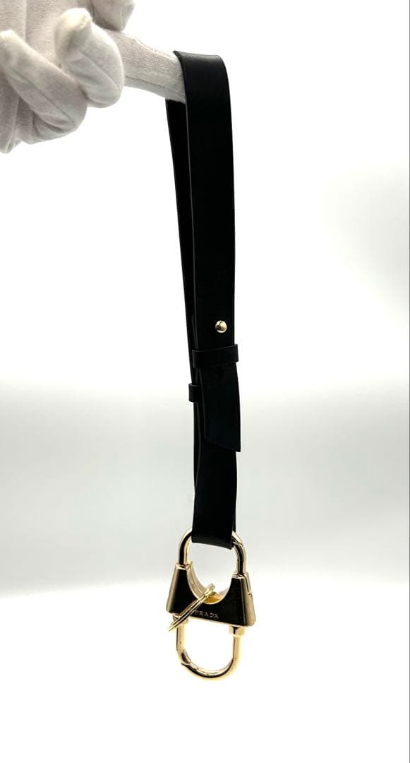 未使用 プラダ キーホルダー キーリング 黒 レザー ロゴ カラビナ1PP118