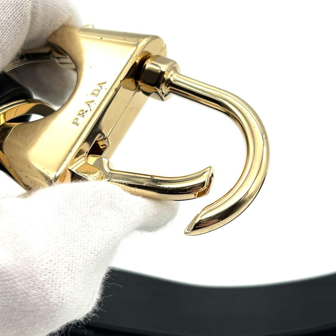 未使用 プラダ キーホルダー キーリング 黒 レザー ロゴ カラビナ1PP118