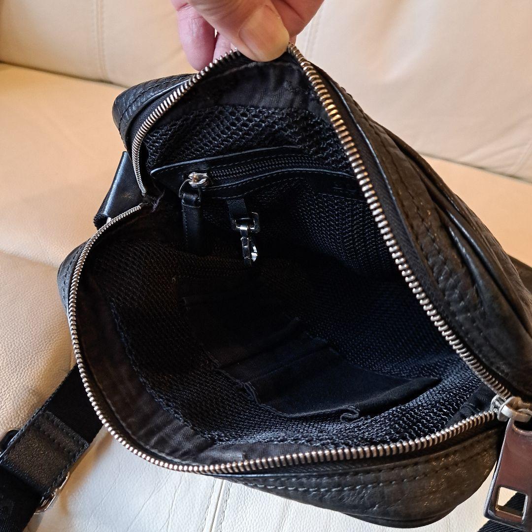 ヒューゴボス　ショルダーバッグ　黒　斜めがけ　ベルトロゴ　格子　オールレザー