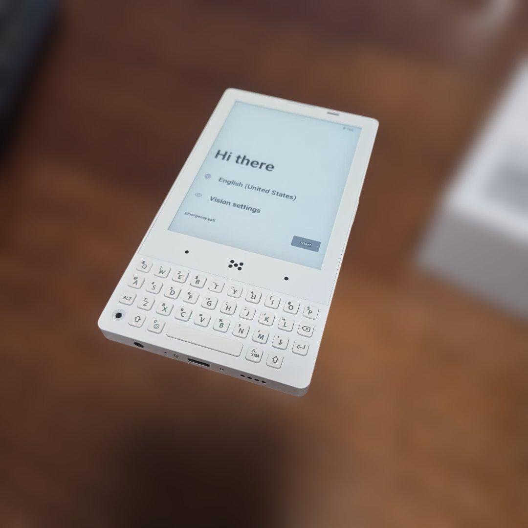 る*ん様 値下げ入札可　美品　Minimal Phone ホワイト QWERTY