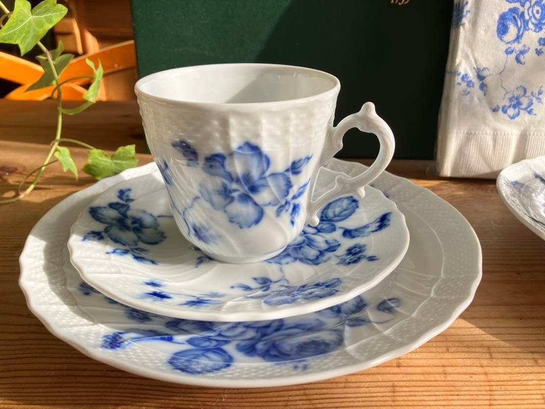 ジノリ　ベッキオブルーローズ　コーヒーカップアンドソーサー、デザートプレート×2