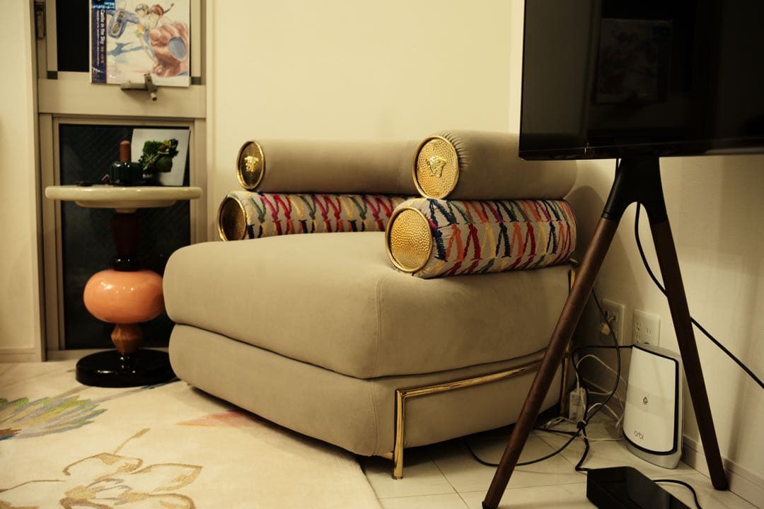 モダンなベージュシングルソファヴェルサーチ1人掛けソファ