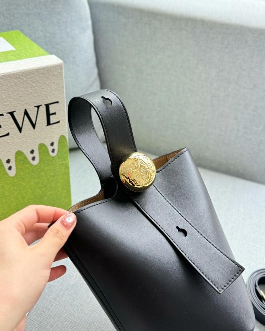 極美品！肩掛け　レザー　ショルダーバッグ　ブラック