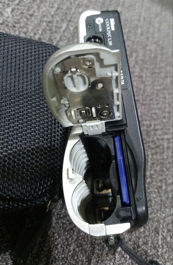 Nikon　COOLPIX L28　コンパクトデジタルカメラ　SDカードポーチ付