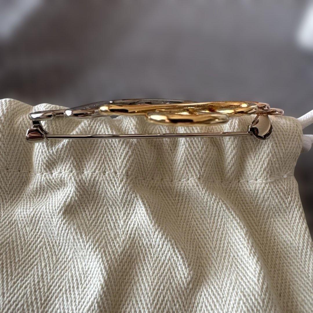 雨雨雨　　LOEWE ブローチ