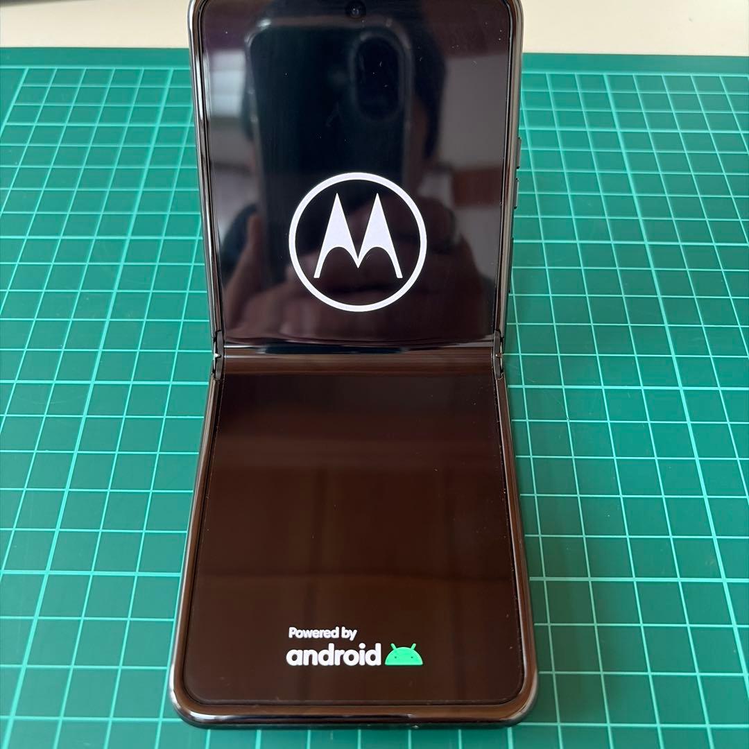 Motorola razr 折りたたみ式 グレー