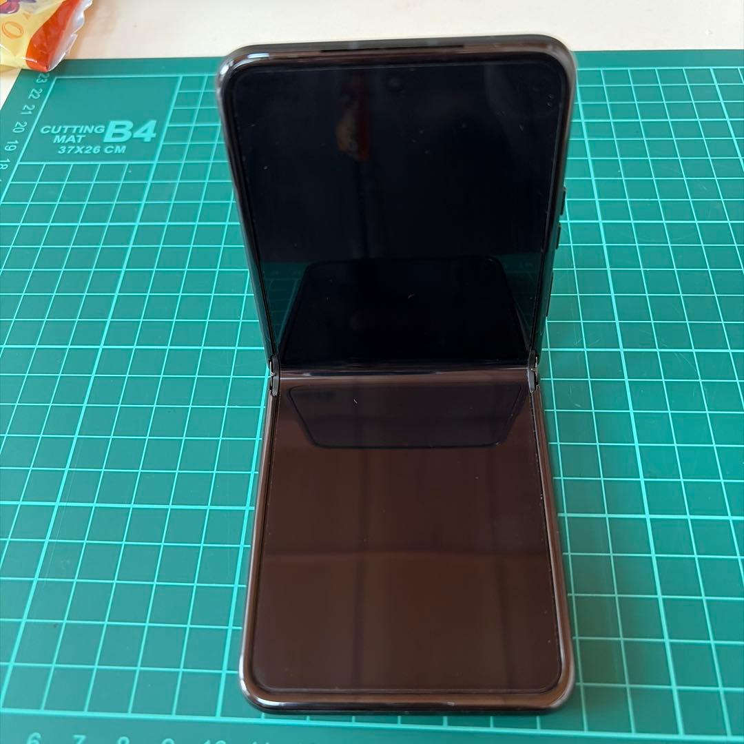 Motorola razr 折りたたみ式 グレー