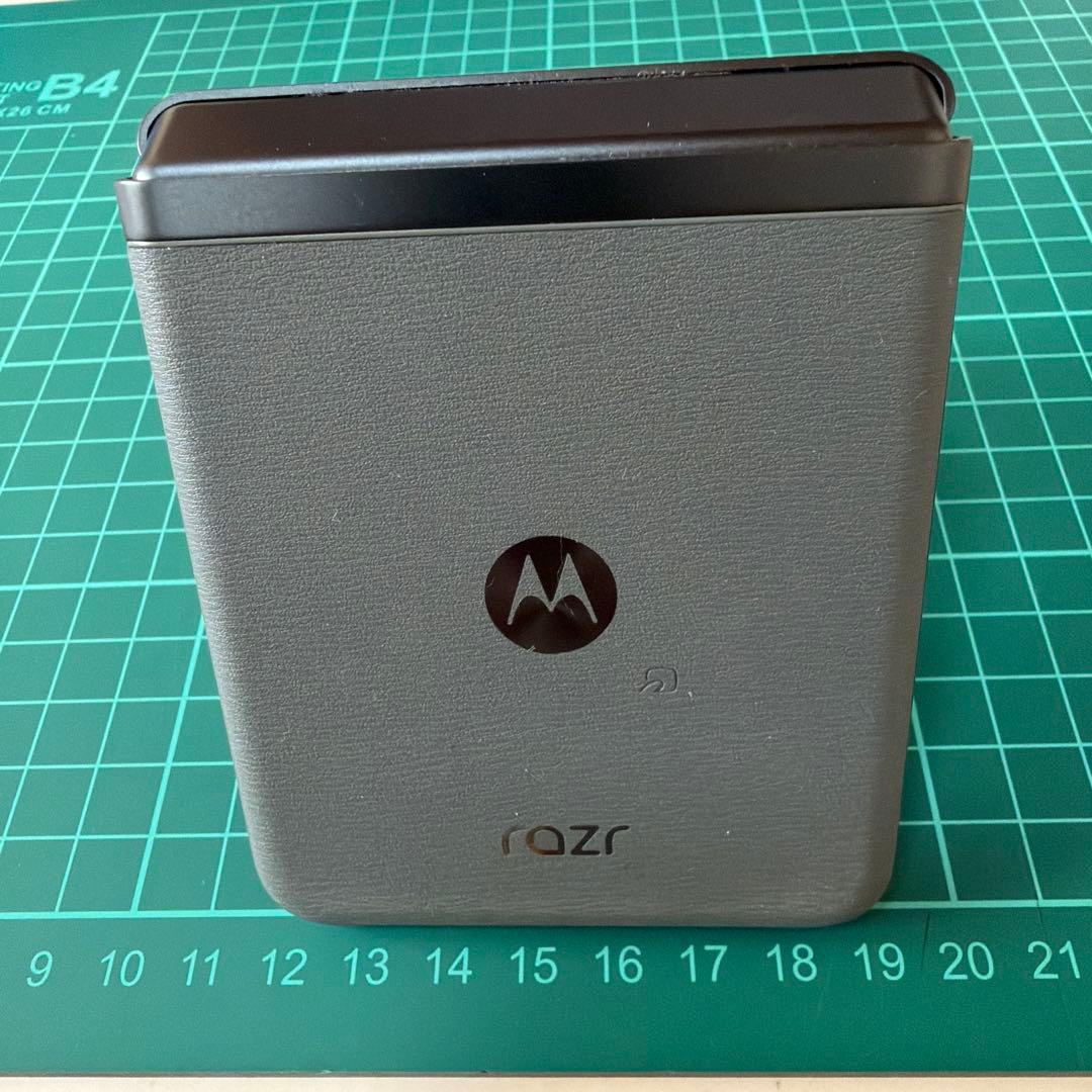 Motorola razr 折りたたみ式 グレー