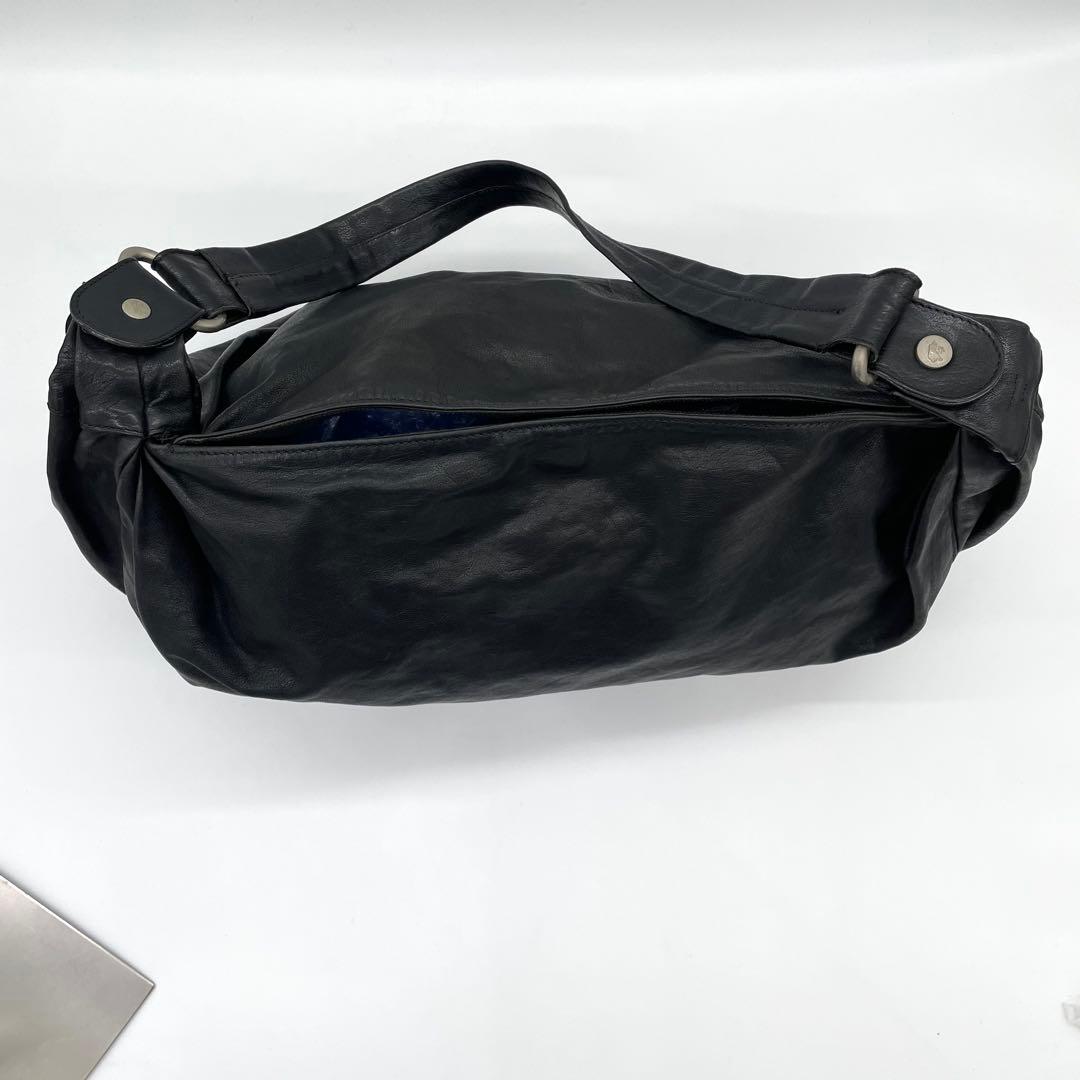【美品】イルビゾンテ　ショルダーバッグ　ハーフムーン　ロゴ型押し　レザー　黒