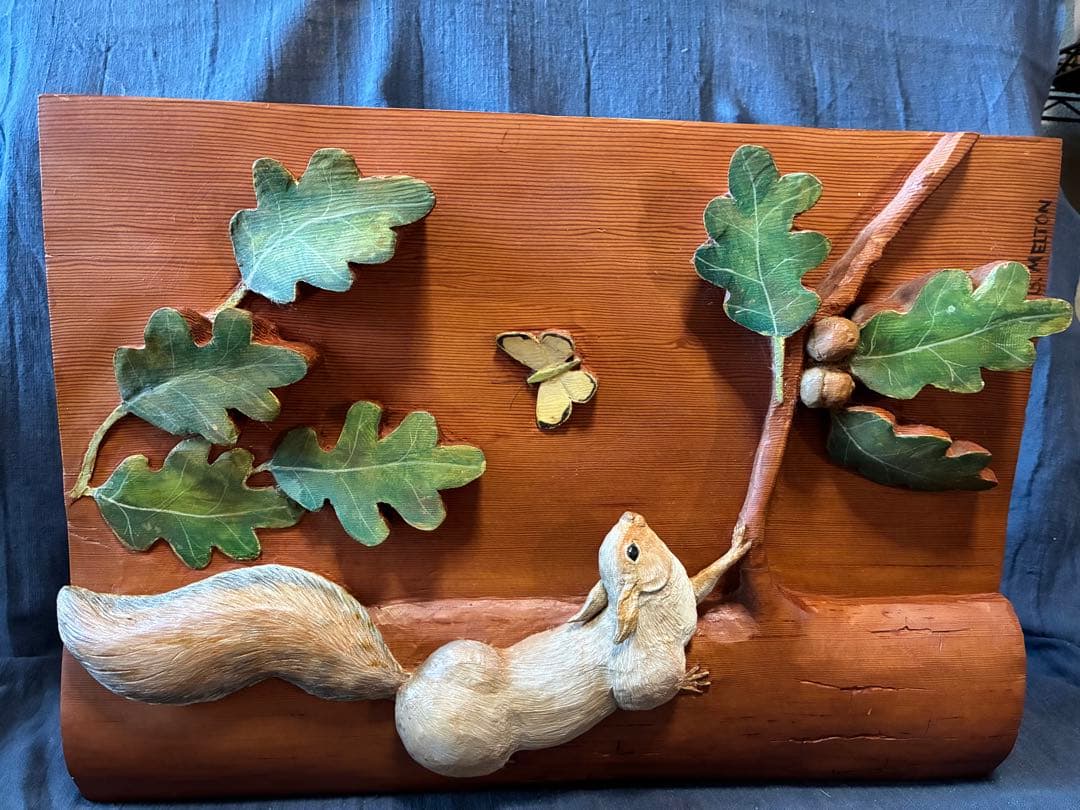 クヌギに登ってドングリを食べるリス　レリーフ　一枚板に浮き彫り