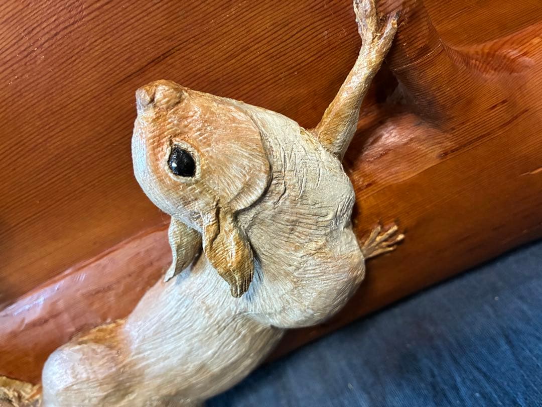 クヌギに登ってドングリを食べるリス　レリーフ　一枚板に浮き彫り