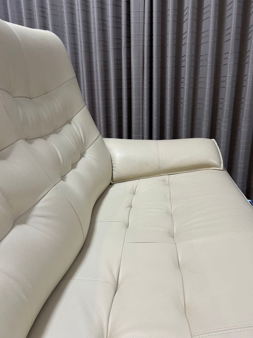 三人掛け革張りソファー　色:アイボリー