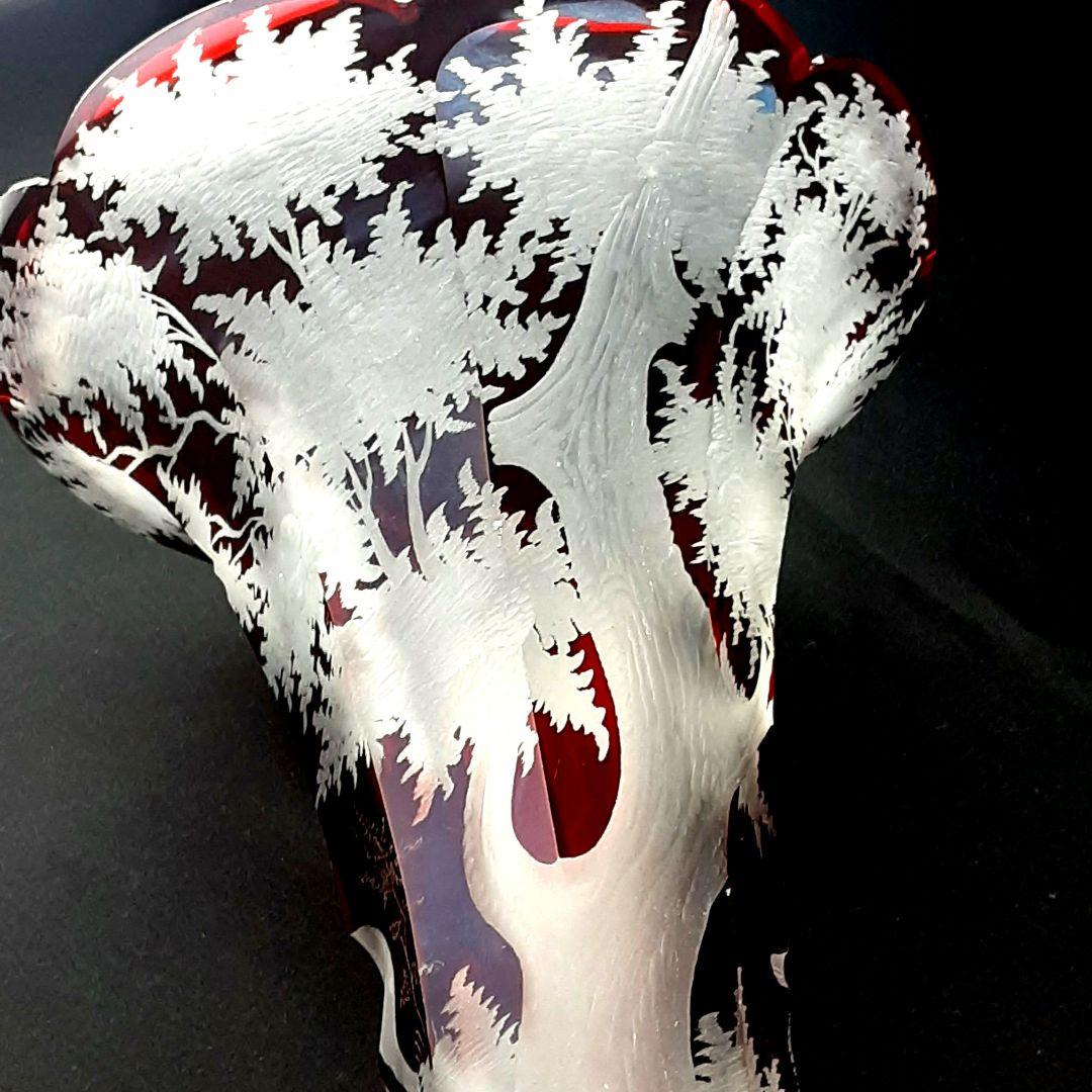 Y957 ボヘミアガラス グラヴィール 赤被せガラス 鹿と風景文花瓶 一対　こ