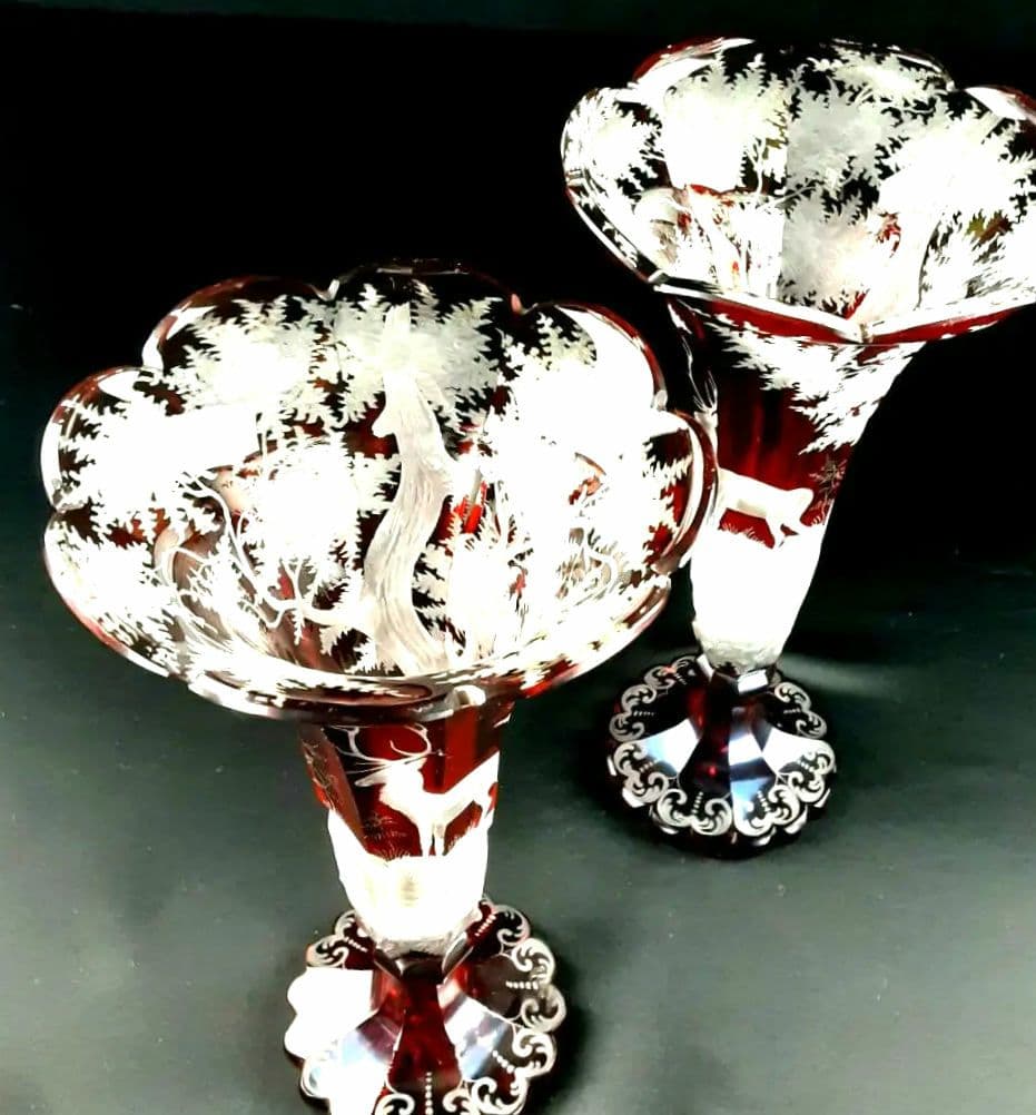 Y957 ボヘミアガラス グラヴィール 赤被せガラス 鹿と風景文花瓶 一対　こ