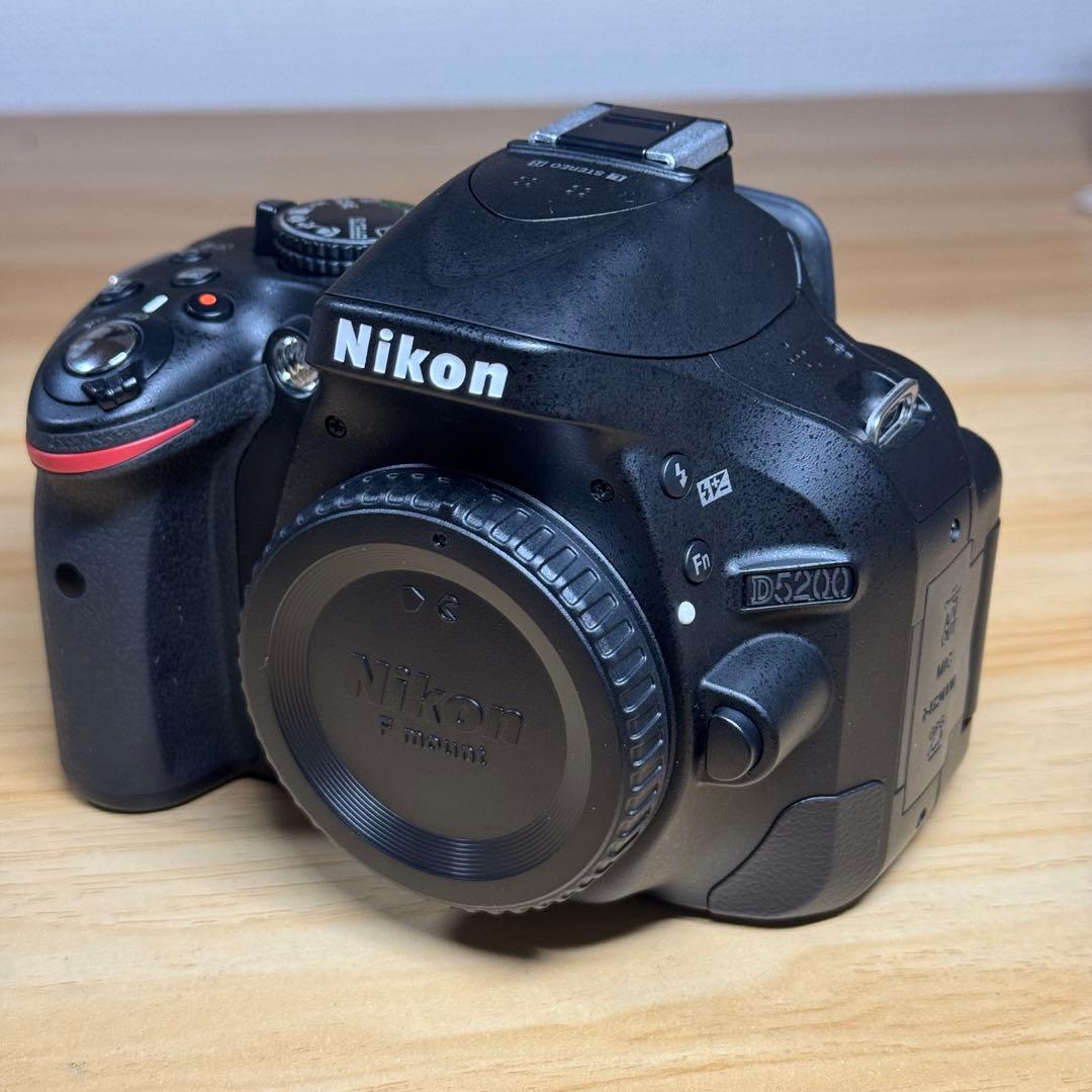 Nikon D5200 美品　箱入り　バッテリー付き　シャッター数2,600回