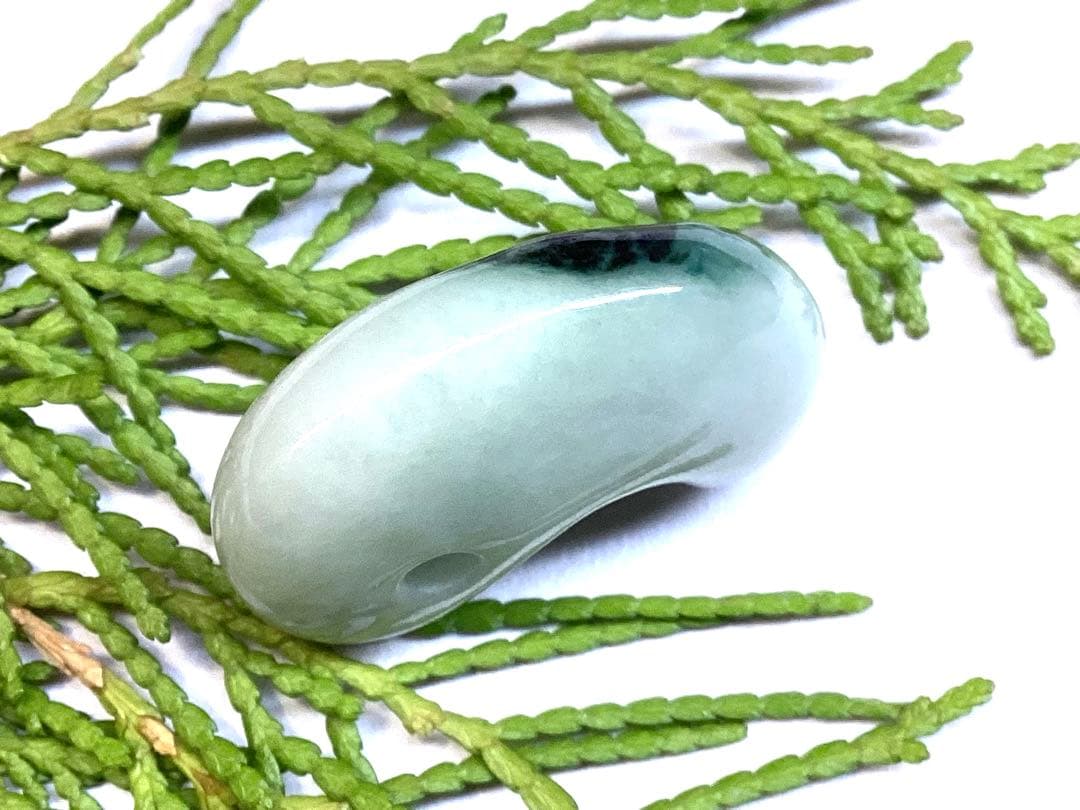 ✳味身絶品‼️高価糸魚川翡翠勾玉　微細な結晶に濃厚な緑　身近な御守りに　本物を‼️