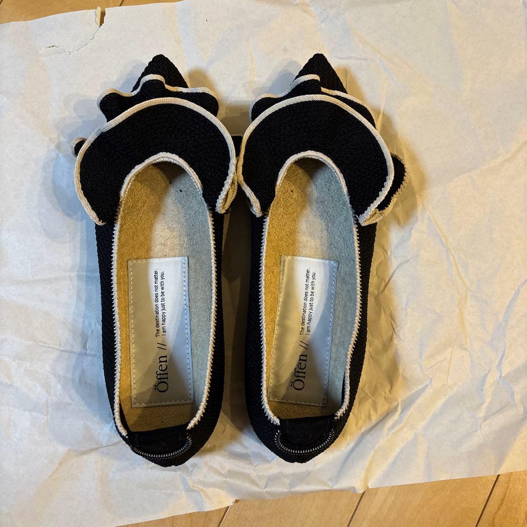 フリル付き黒ポインテッドトゥフラットシューズ　オッフェンの靴