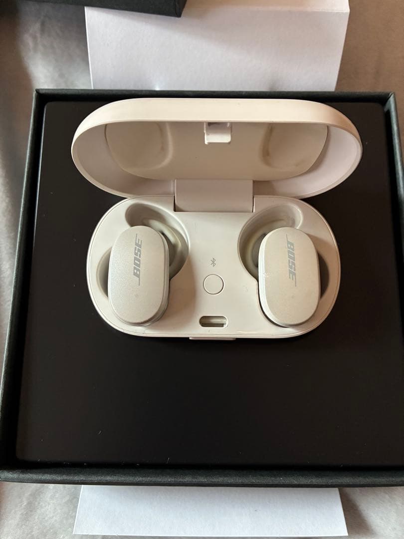 しおりんご　Bose QuietComfort Earbuds ホワイト