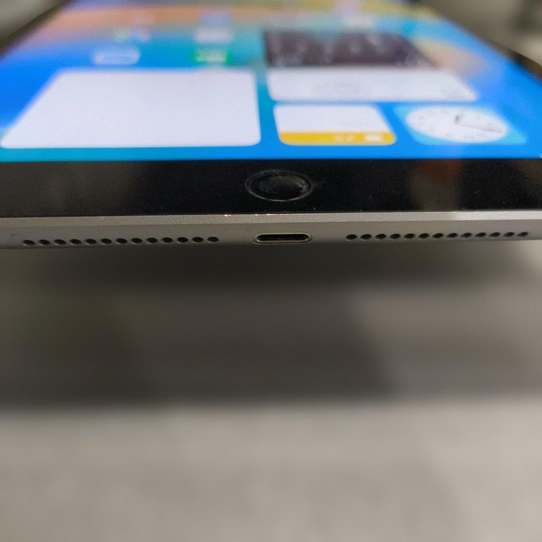 【美品】iPad 第5世代 WiFi 32GBスペースグレイ＋ペン＋充電器＋線