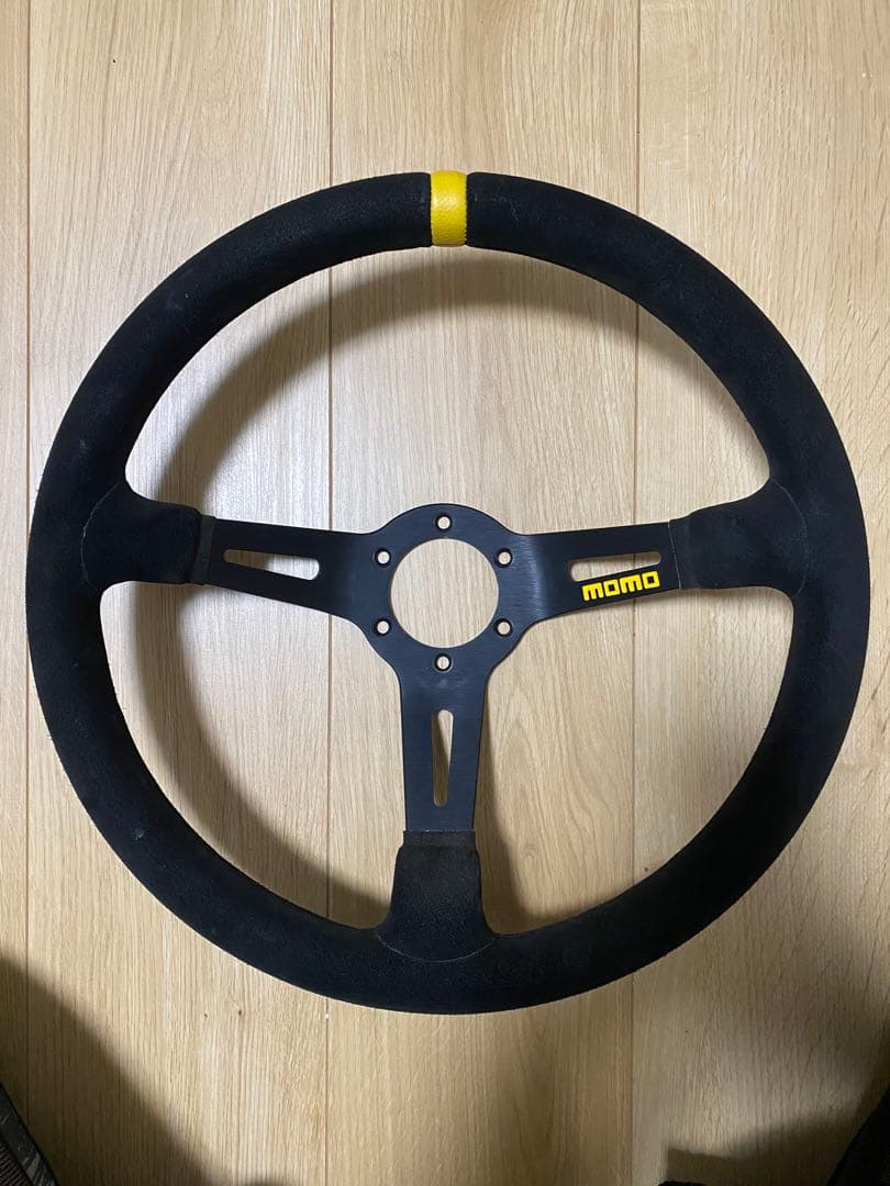 momo スポーツステアリング 3スポーク 黒/黄色
